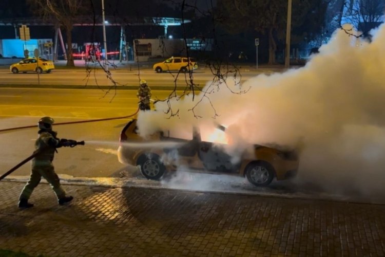 Bursa'da seyir halindeki otomobil bir