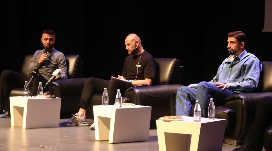 Bursasporlu futbolcular lig için hedefi belirledi Bursasporlu futbolcular taraftar ile