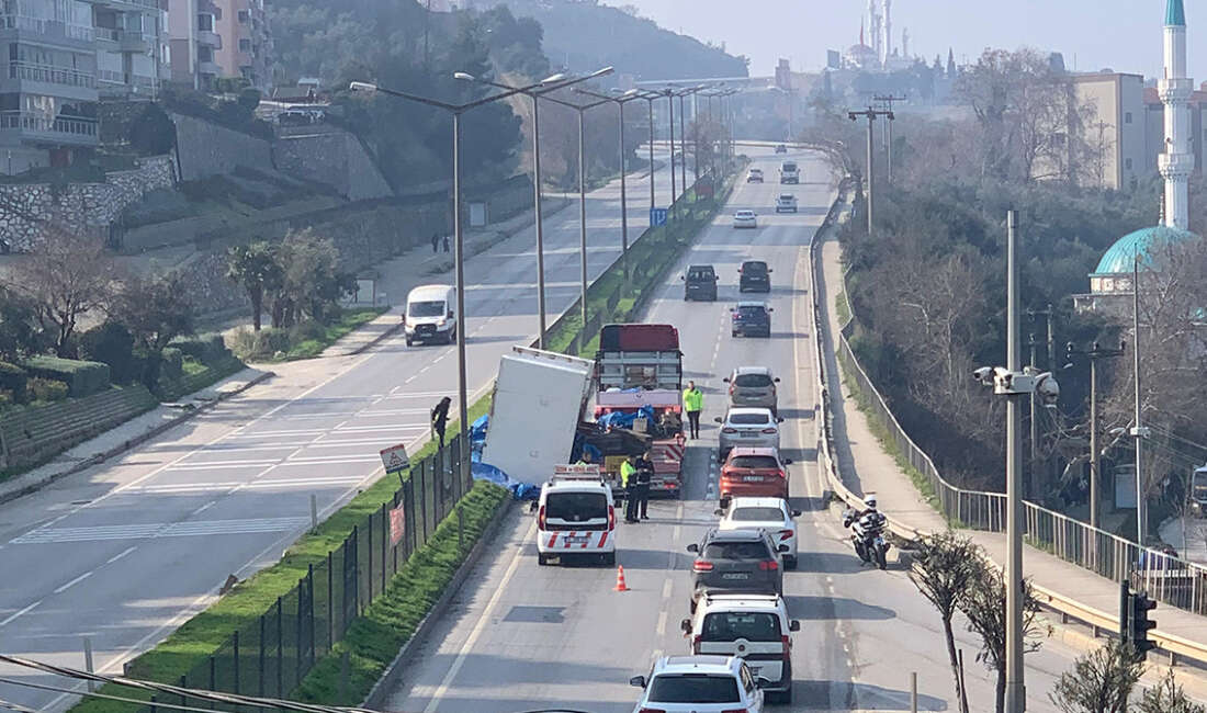 Gemlik’te tırın üzerindeki makine yola devrildi Bursa'nın Gemlik ilçesinde, seyir