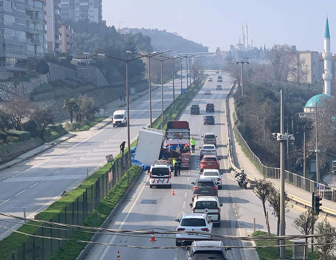 Gemlik’te tırın üzerindeki makine yola devrildi