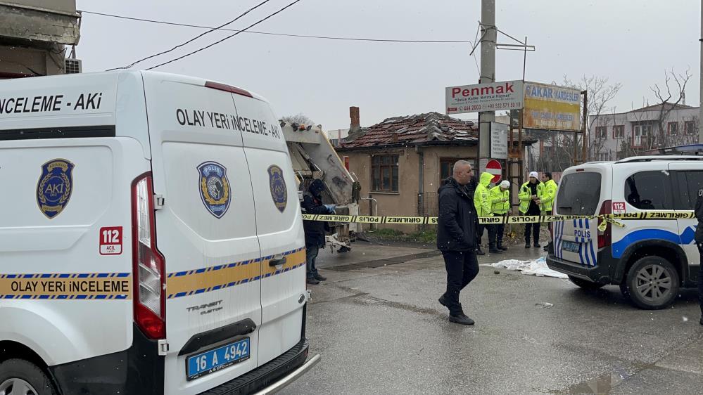 Bursa'da konteynerden çöp aldıktan sonra