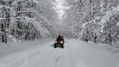 Beyaz örtünün keyfini ATV’lerle çıkardılar