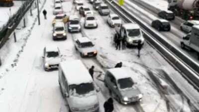İstanbul’da yollar beyaza büründü, araçlar yollarda kaldı