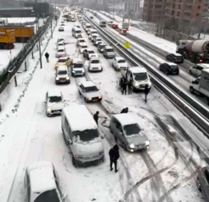 İstanbul’da beyaza bürünen yollarda