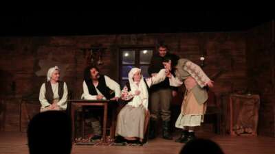 Yüzyıllık sürgün tiyatro oyunuyla anlatıldı