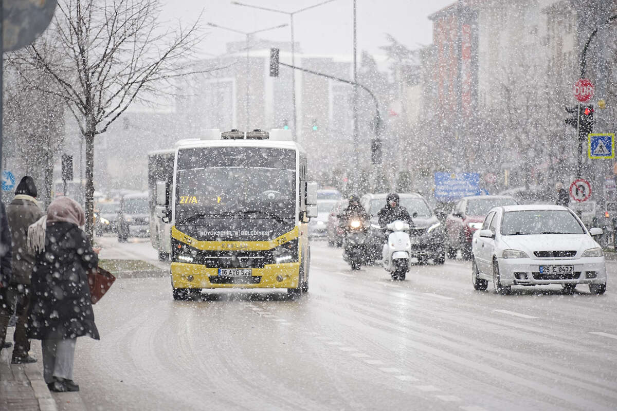 Bursa’da kar yağışı aralıklarla etkili oluyor