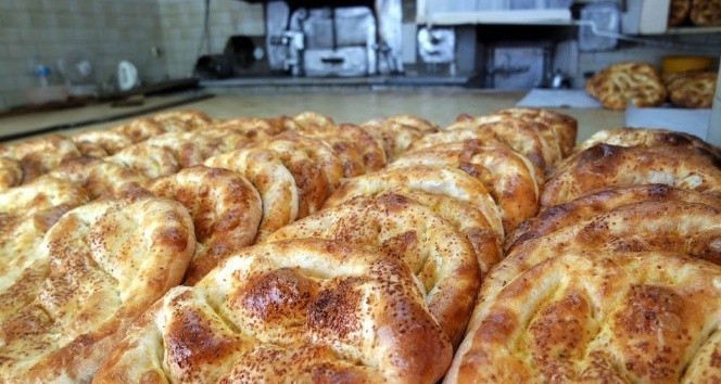 İftar sofralarının vazgeçilmezi Ramazan pidesi,