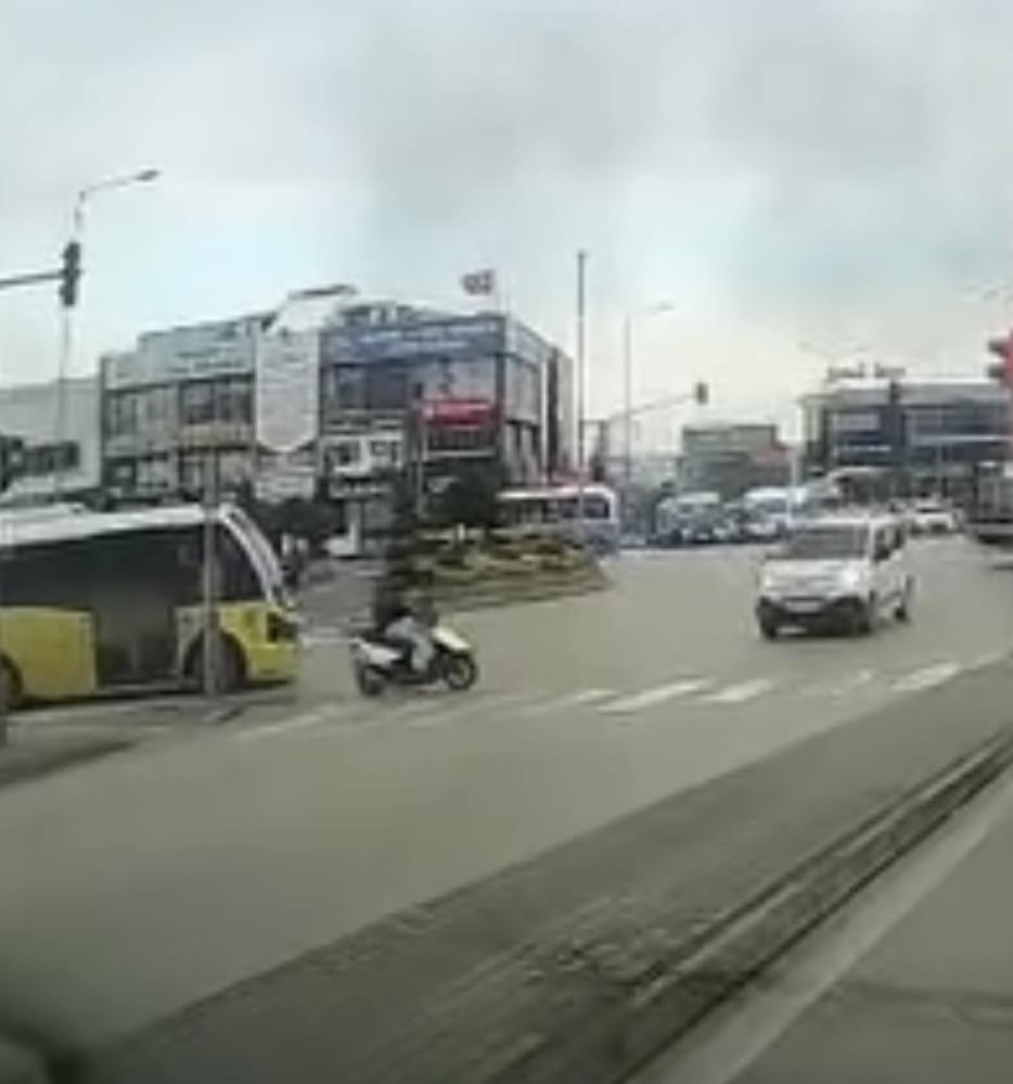 Bursa'da yaya geçidinden geçmek isteyen