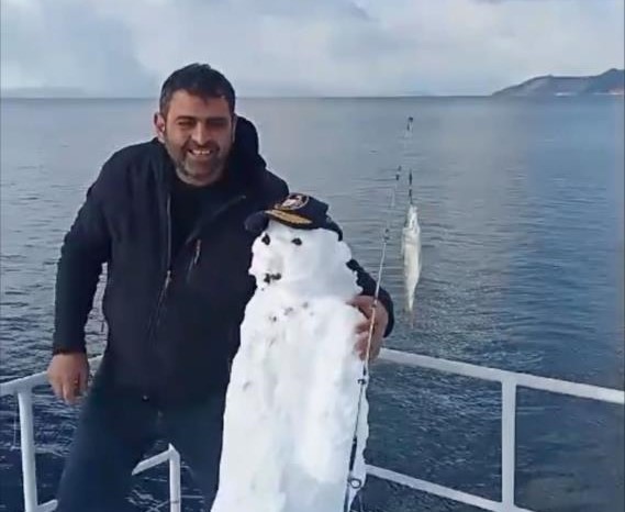 Yaptıkları kardan balıkçıya olta