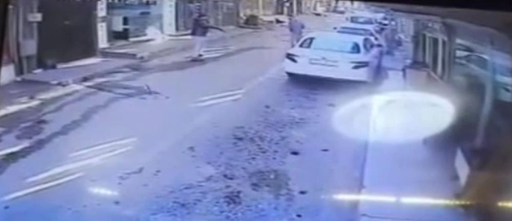 Bursa'da arkadaşıyla yürürken belindeki silaha