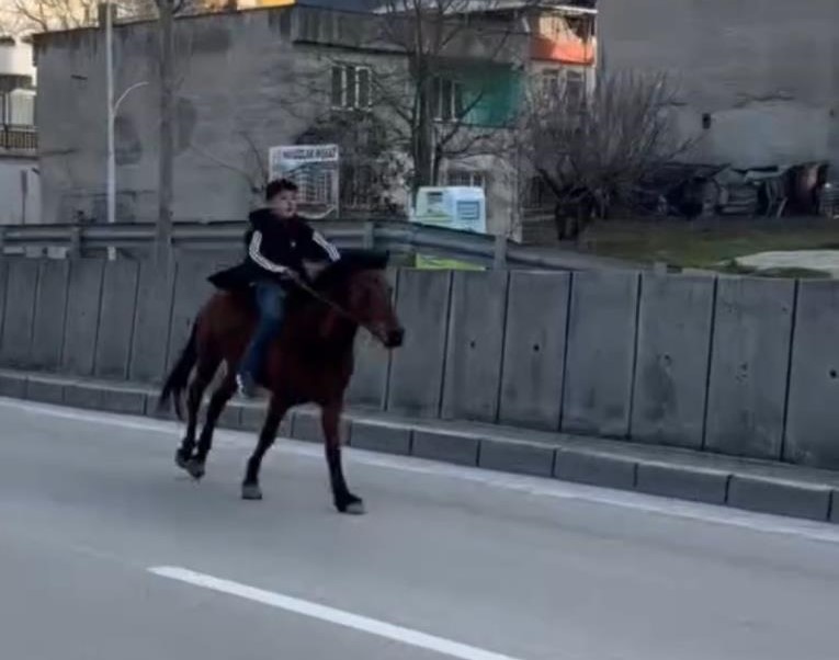 Bursa'da 15-16 yaşlarında bir genç,