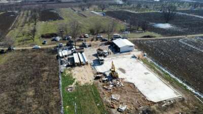 İnegöl’de tarım arazisine yapılan kaçak yapılar yıkıldı