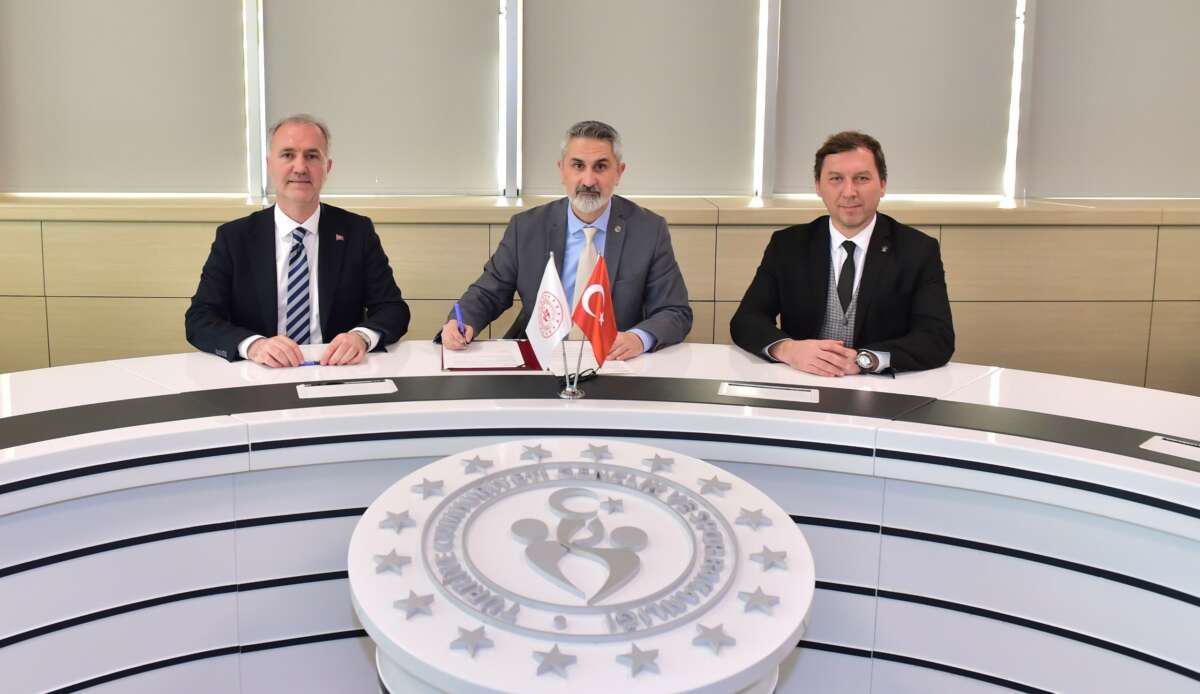 İnegöl’e modern havuz geliyor: İmzalar atıldı
