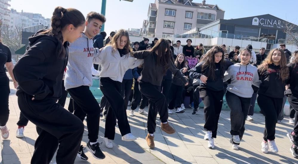 Bursa'nın Nilüfer ilçesinde yüzlerce öğrenci,