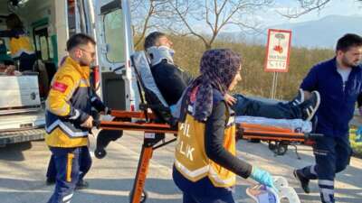 Kocaeli’de kaza yapan aracın parçaları ağaçta asılı kaldı: 1’i bebek 4 yaralı