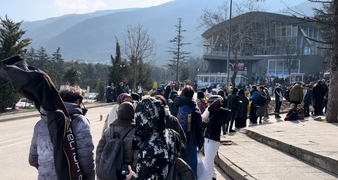 Teleferik arıza yapınca metrelerce kuyruk oluştu… Saatlerdir bekliyorlar