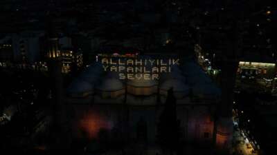 Ramazan’ın Işığı Ulu Cami’de: İlk mahya mesajı iyilik üzerine