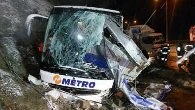 Otobüs ve kamyon birbirine girdi; 1 ölü, 16 yaralı