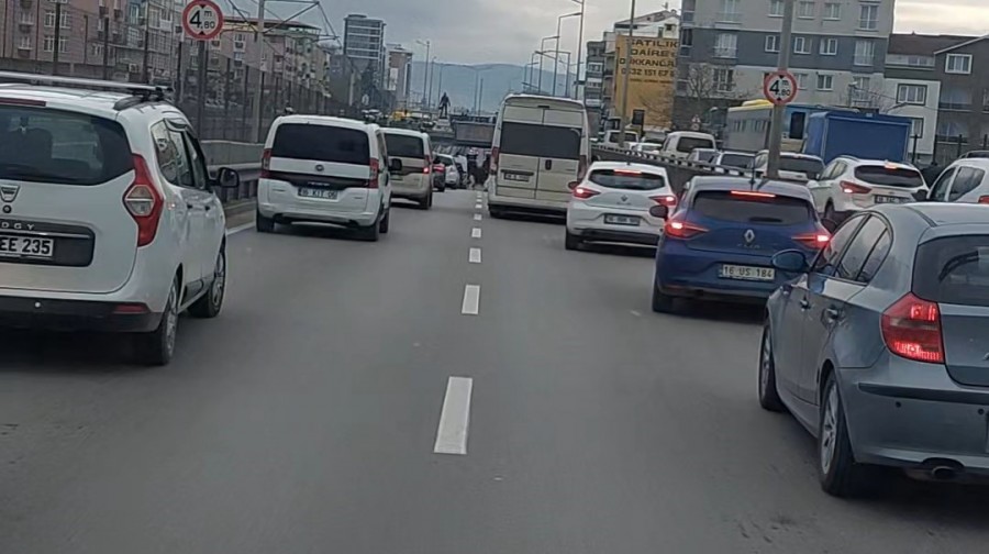 Bursa'da ambulansı gören sürücüler,