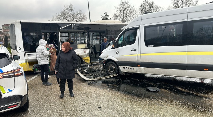 Bursa'da öğrencileri taşıyan okul servisi