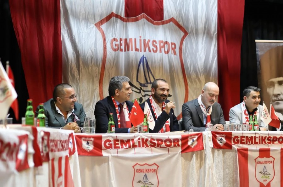 Farklı siyasi partilerin ilçe başkanları,
