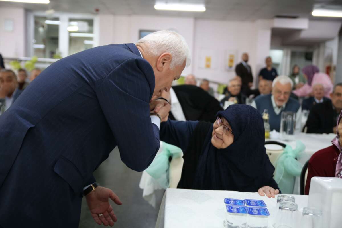 Başkan Bozbey’den Huzurevi’ne bayram ziyareti