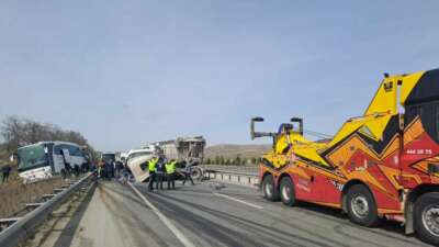 Tır yolcu otobüsüne arkadan çarptı: 11 yaralı