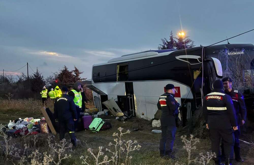 Gelibolu’da otobüs yoldan çıktı: 37 yaralı Çanakkale'nin Gelibolu ilçesinde Yunanistan'dan