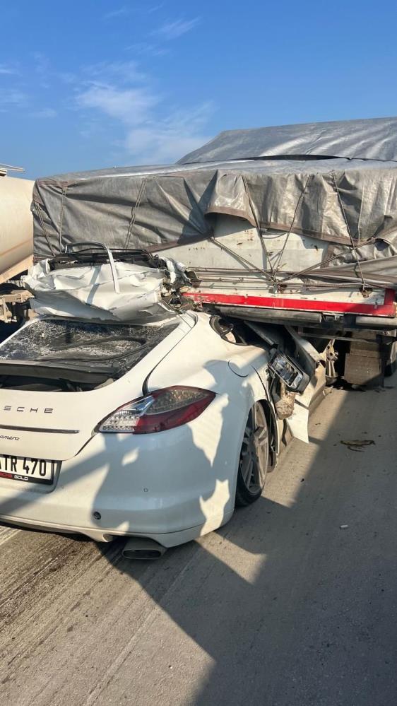 Bursa’da kontrolden çıkarak tırın altına