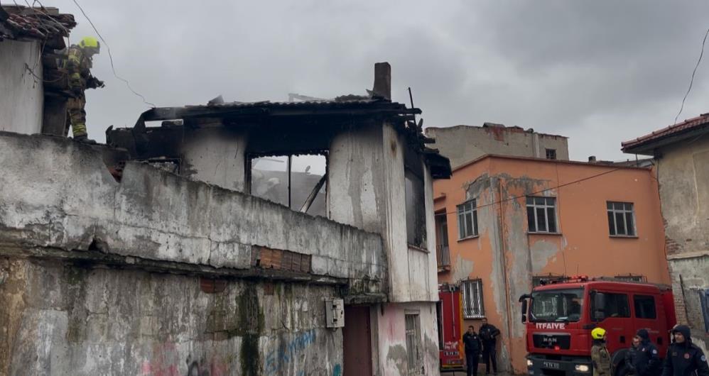Bursa’da metruk bina alev alev yandı Bursa’nın Yıldırım ilçesinde