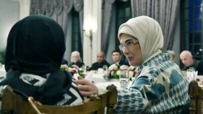 Cumhurbaşkanı Erdoğan’dan eşi Emine Erdoğan’ın yaşlılarla iftarına sürpriz ziyaret