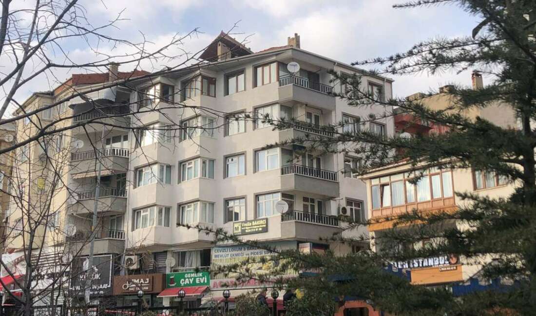 Gemlik’te şiddetli rüzgar terastaki sediri uçurdu Bursa'nın Gemlik ilçesinde binanın