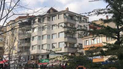 Gemlik’te şiddetli rüzgar terastaki sediri uçurdu