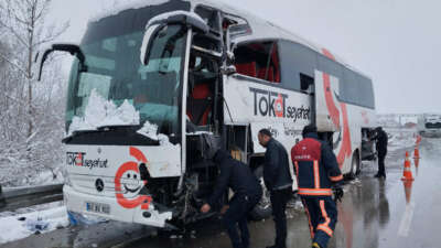 Sivas’ta iki yolcu otobüsü çarpıştı: 6 yaralı