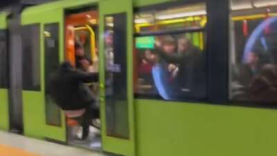 Bursa metrosunda gergin anlar; Genç yolcu böyle dışarı atıldı…