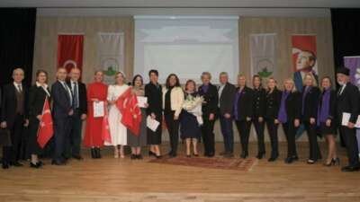 Kahraman hekimlerin hayatını meslektaşları teatral oyunla anlattı