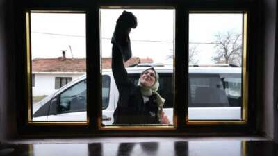 Yaşlıların evlerini İnegöl Belediyesi temizliyor