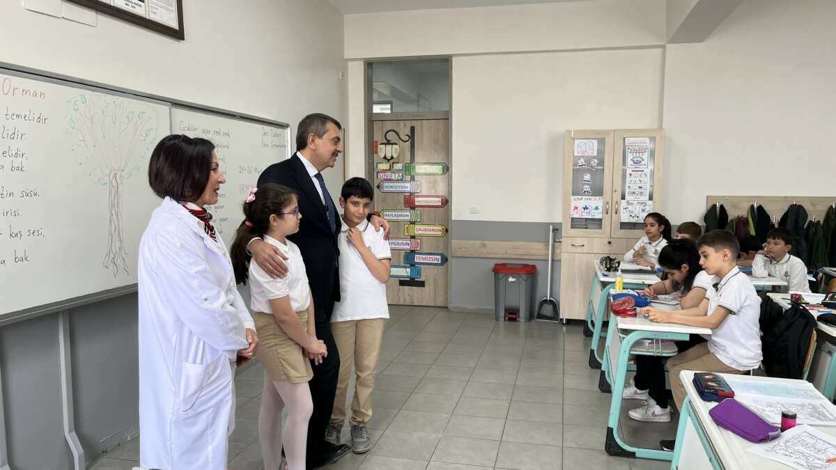 Seçim vaadinde bulunmuştu, Milli Eğitim Bakanı’nı sınıfına getirdi