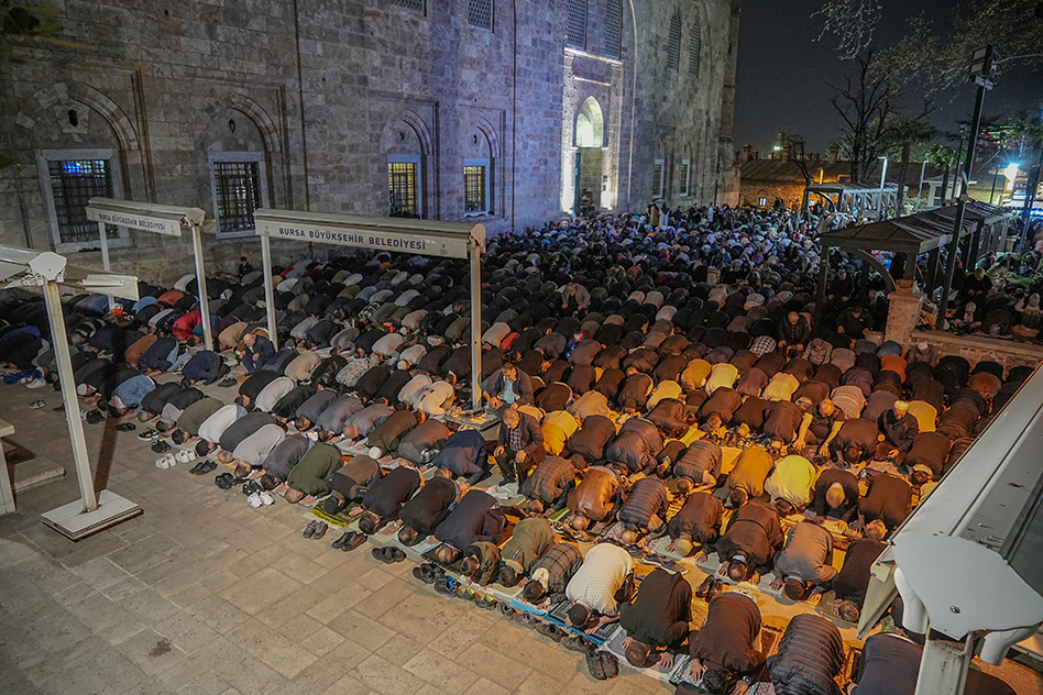 Bursalılar Kadir Gecesi’nde Ulu Cami’ye akın etti