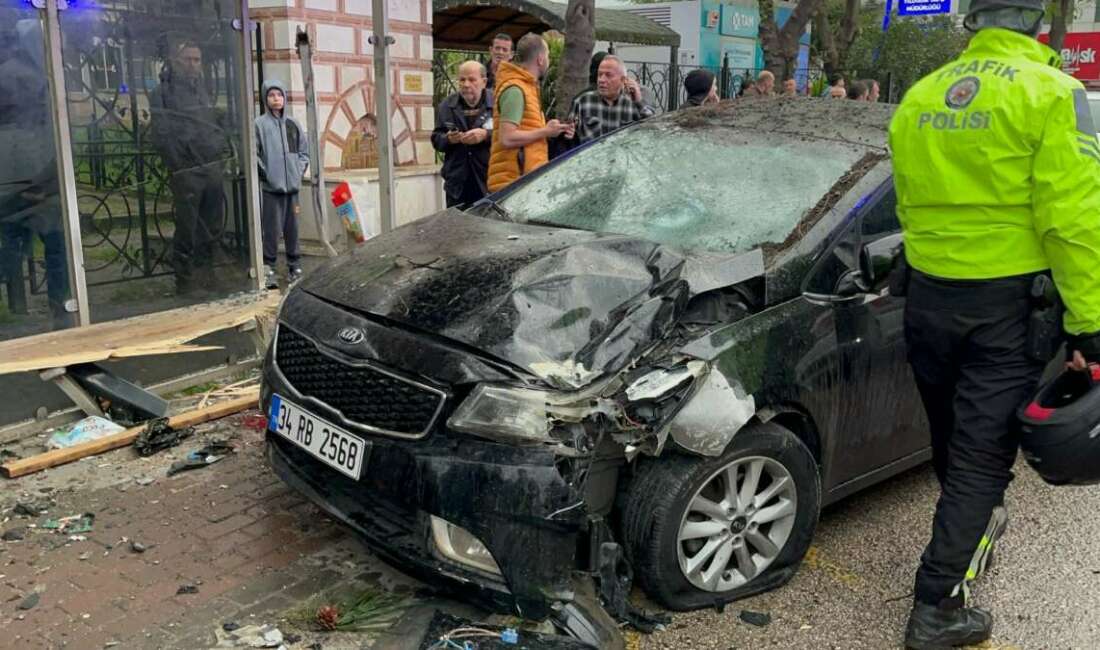 İftar saati otomobil otobüs durağına daldı: 2’si ağır 6 yaralı Bursa'da iftar saati kontrolden