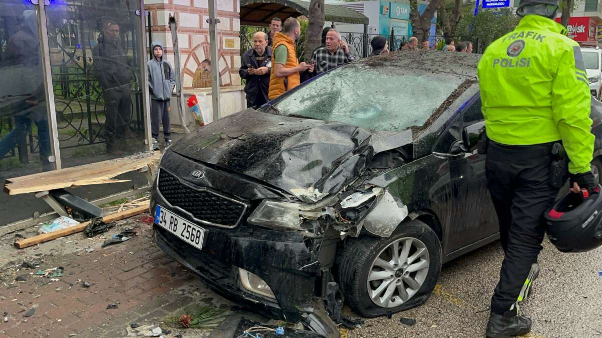 İftar saati otomobil otobüs durağına daldı: 2’si ağır 6 yaralı