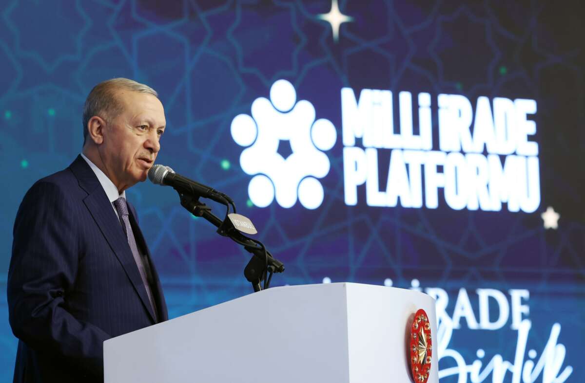 Cumhurbaşkanı Erdoğan: “Cumhuriyeti kurmakla övünen bir partinin genel başkanı çıkıyor resmen siyasi mandacılık talep ediyor”