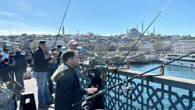 Olta balıkçıları bayramda Galata Köprüsü’ne akın etti