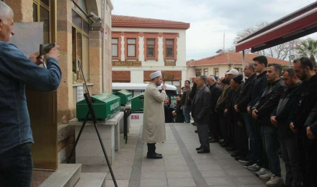 Çanakkale'de iki otomobilin kafa