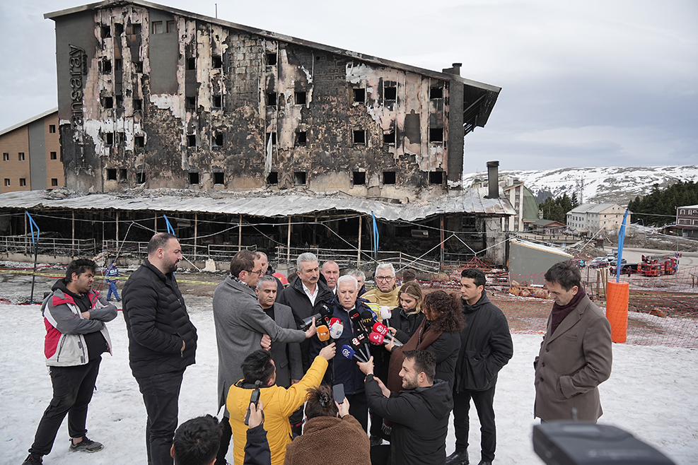 Başkan Bozbey, yanan otel bölgesinde incelemede bulundu