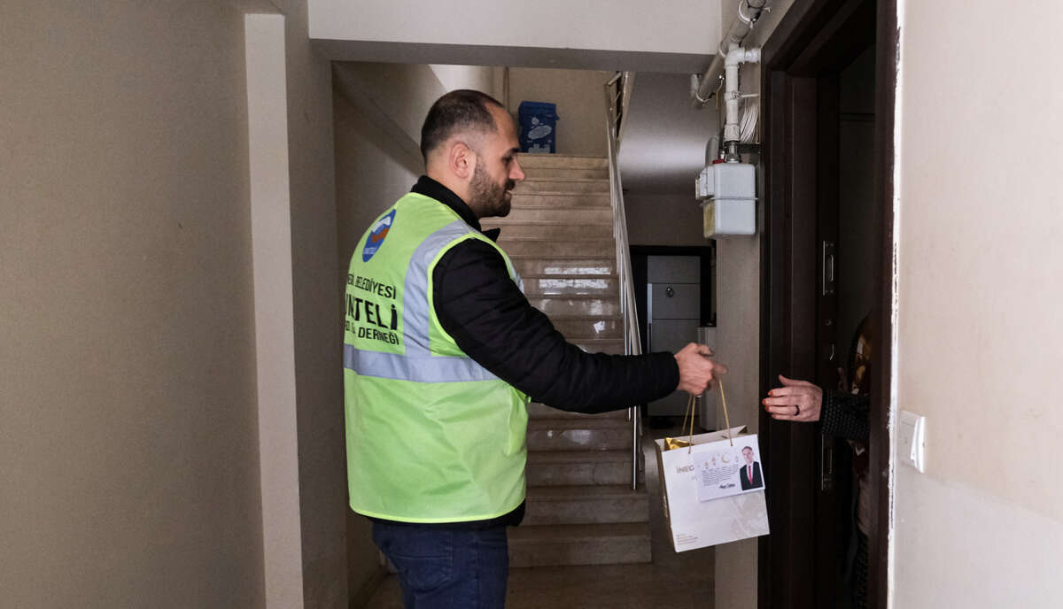 İnegöl Belediyesi’nden yaşlılara bayram sürprizi