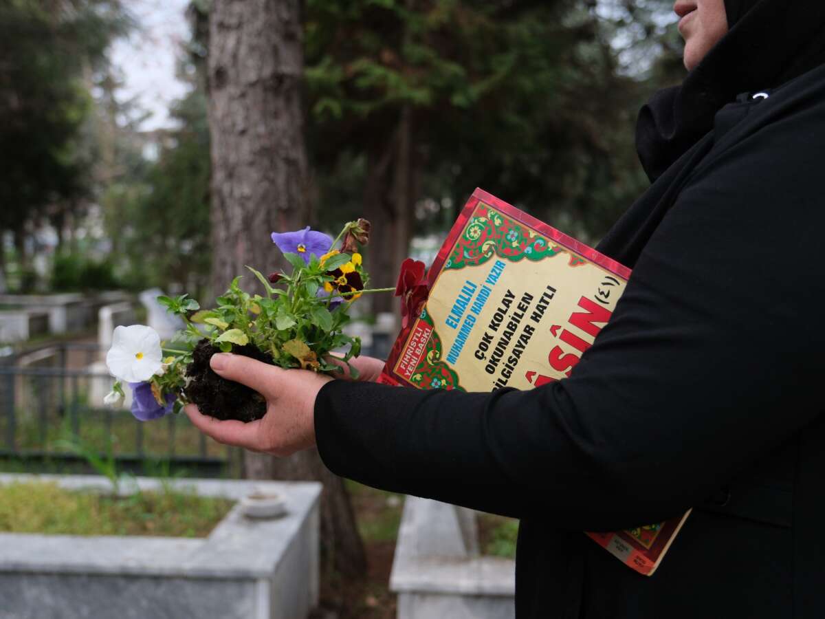 İnegöl Belediyesi’nden Ramazan Bayramı arifesinde mezarlıklarda çiçekli hediye