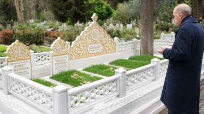 Cumhurbaşkanı Erdoğan, anne ve babasının kabirlerini ziyaret etti