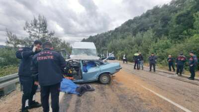Adana'da otomobil ile minibüsün çarpışması
