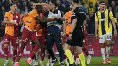 Derbide kavga çıktı: 4 kırmızı kart çıktı